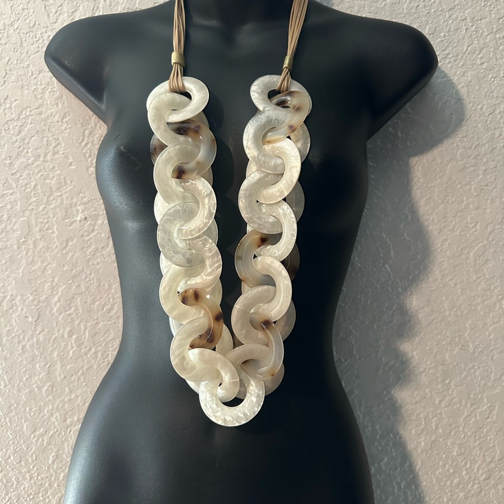 Elegant Acrylic Cream and White Necklace